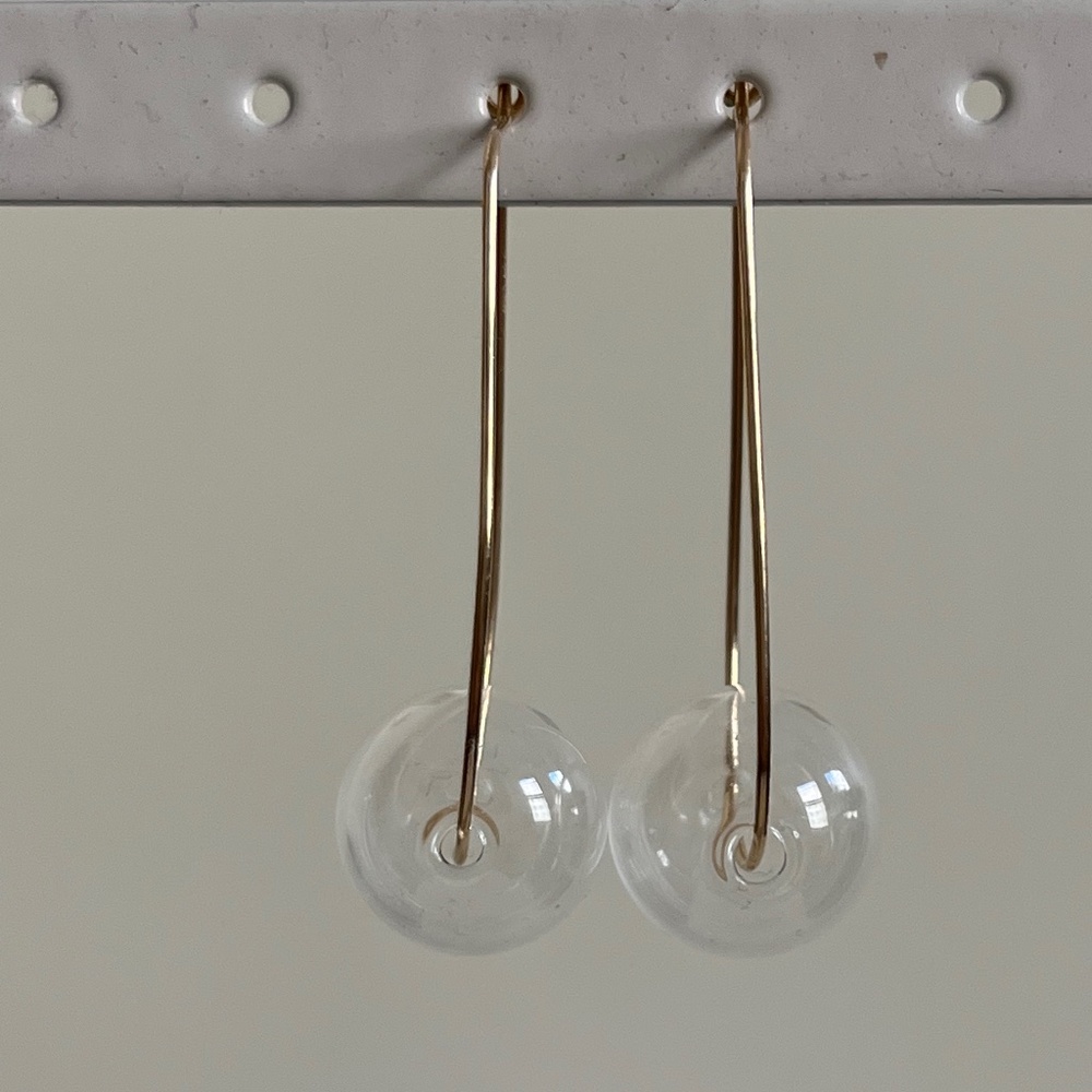 Super cute oval hoop earrings with glass bauble!